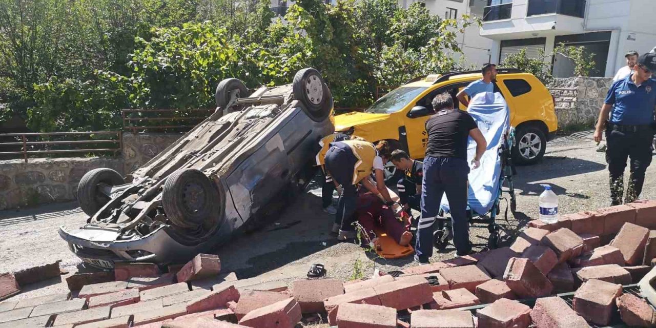 Otomobil sokak arasında takla attı, o anlar güvenlik kamerasına yansıdı