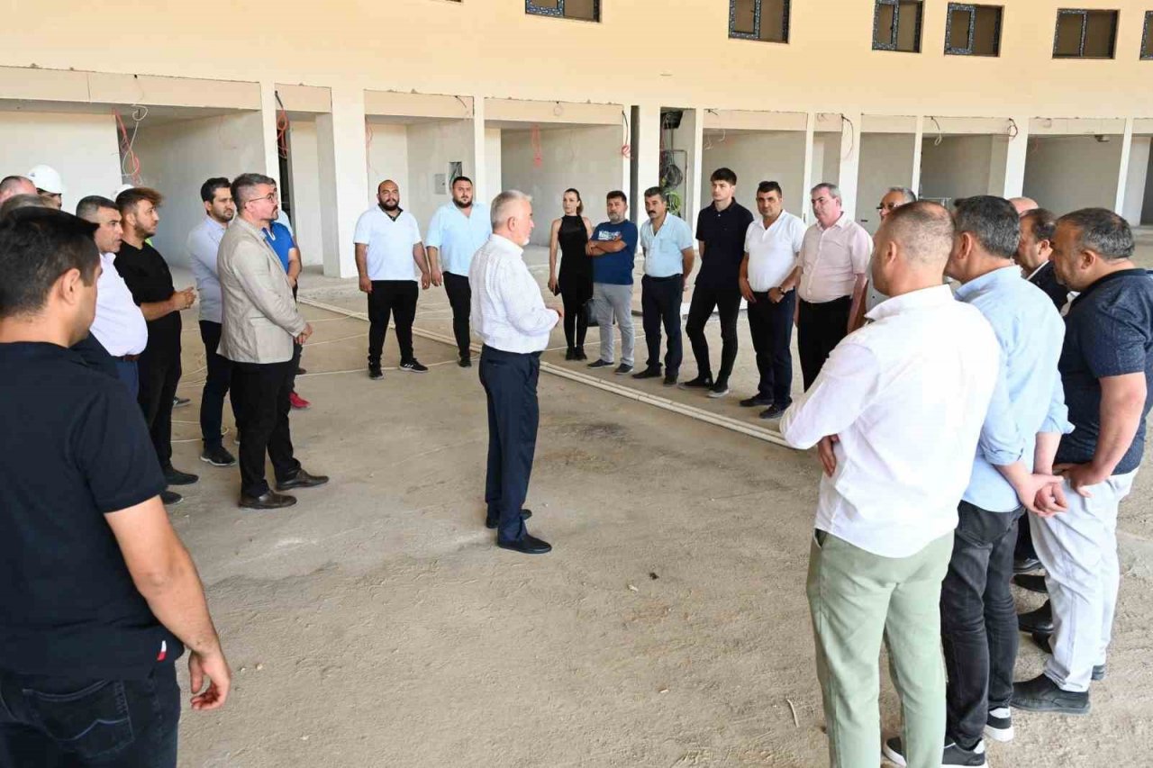 Başkan Başdeğirmen, yazıhane sahipleriyle yeni otogar inşaatını inceledi
