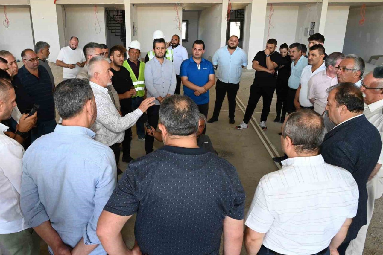 Başkan Başdeğirmen, yazıhane sahipleriyle yeni otogar inşaatını inceledi