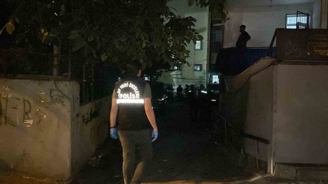 Beyoğlu’nda sebebi bilinmeyen patlama paniğe neden oldu