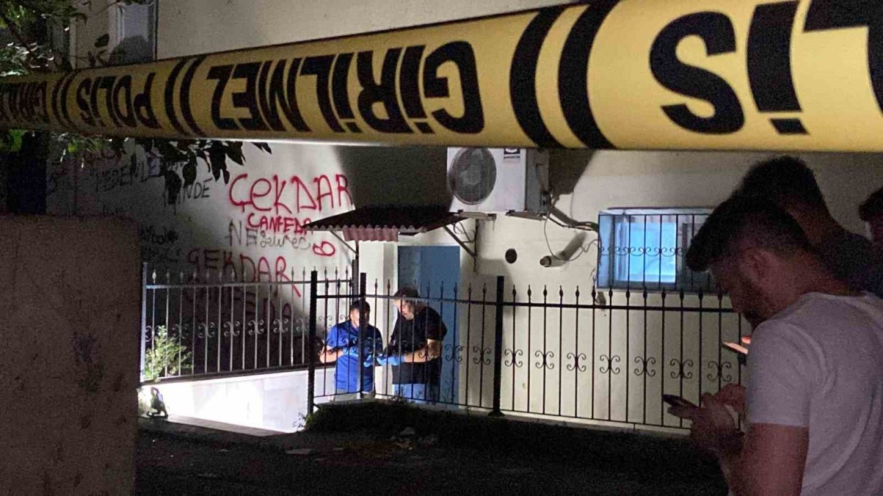 Beyoğlu’nda sebebi bilinmeyen patlama paniğe neden oldu