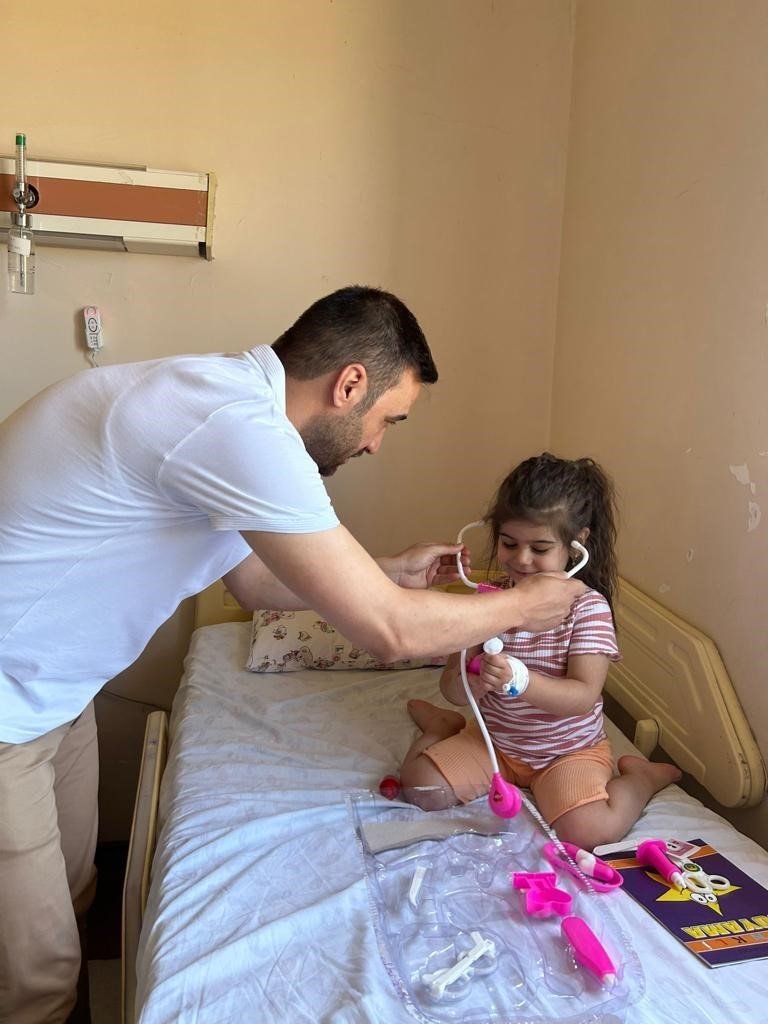 Başhekimden çocuklara oyuncak sürprizi