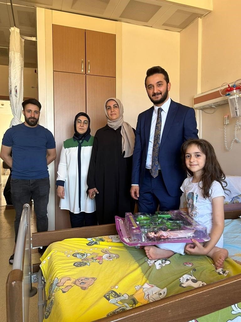 Başhekimden çocuklara oyuncak sürprizi