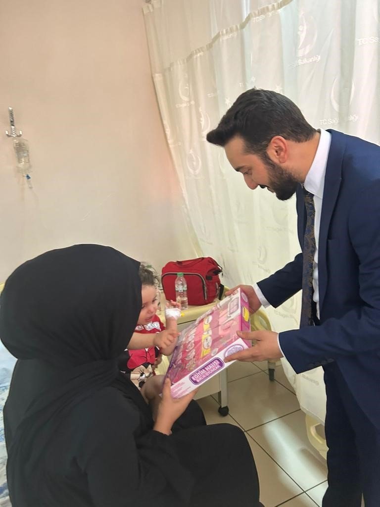 Başhekimden çocuklara oyuncak sürprizi