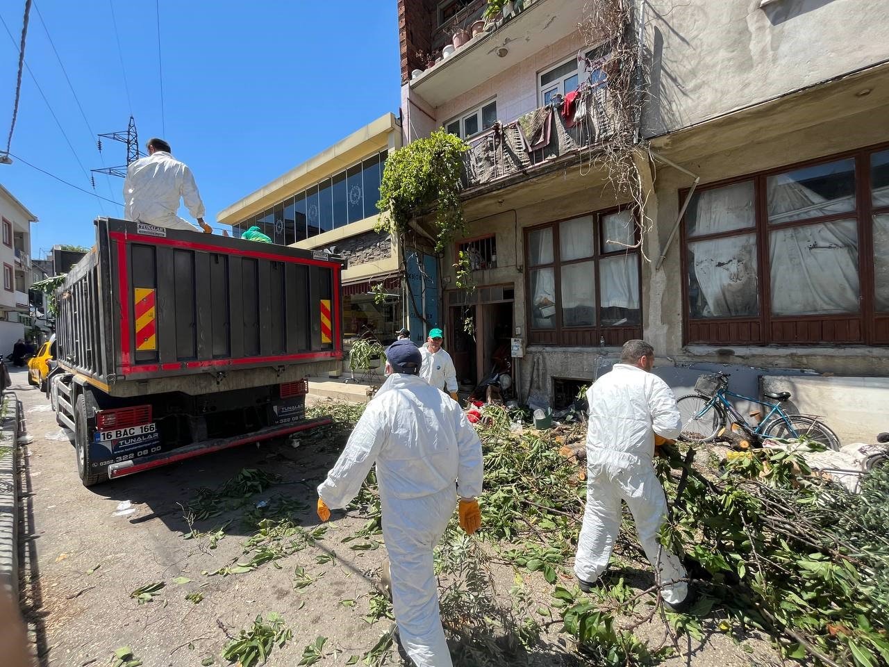 3 katlı binadan kamyon kamyon çöp çıktı