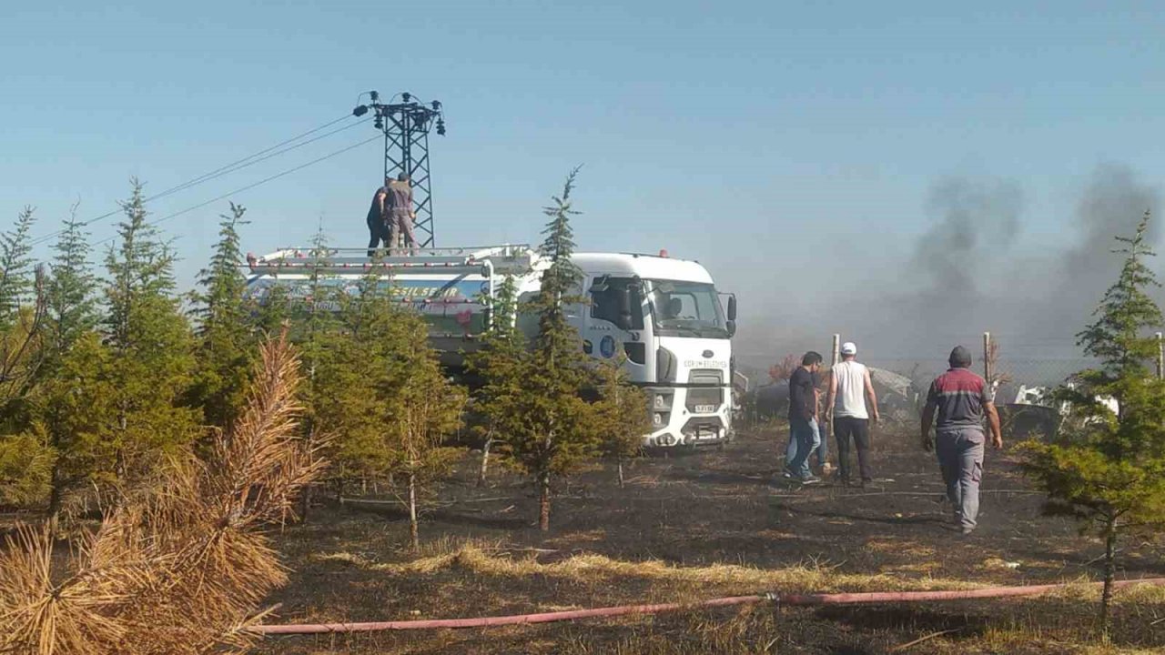 Anız yangını hurdalığa sıçradı, otomobiller küle döndü