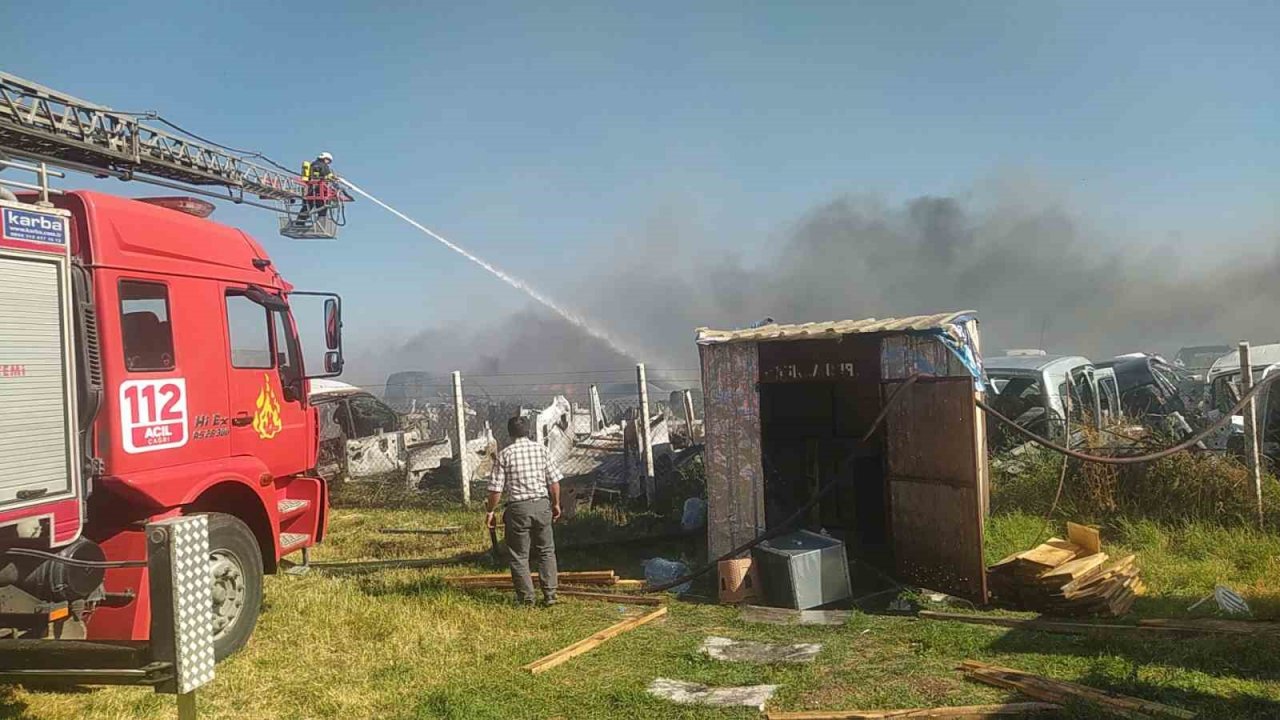 Anız yangını hurdalığa sıçradı, otomobiller küle döndü