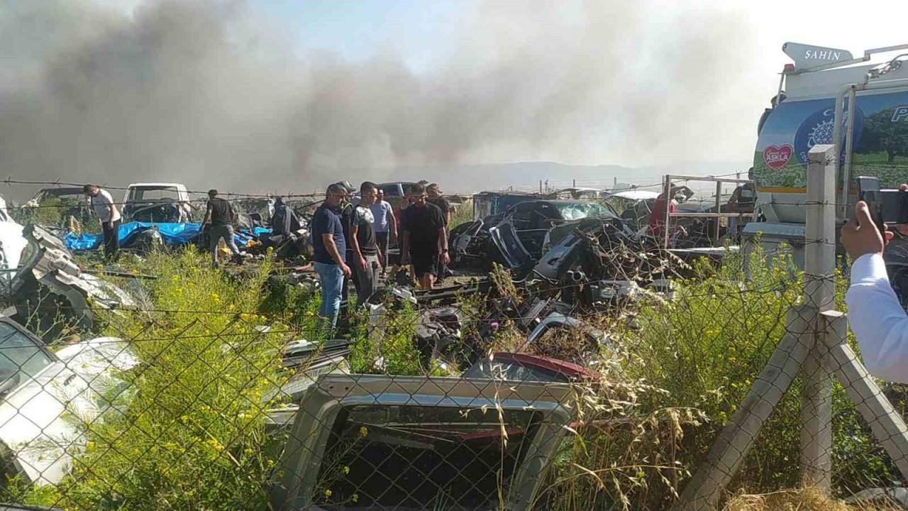 Anız yangını hurdalığa sıçradı, otomobiller küle döndü