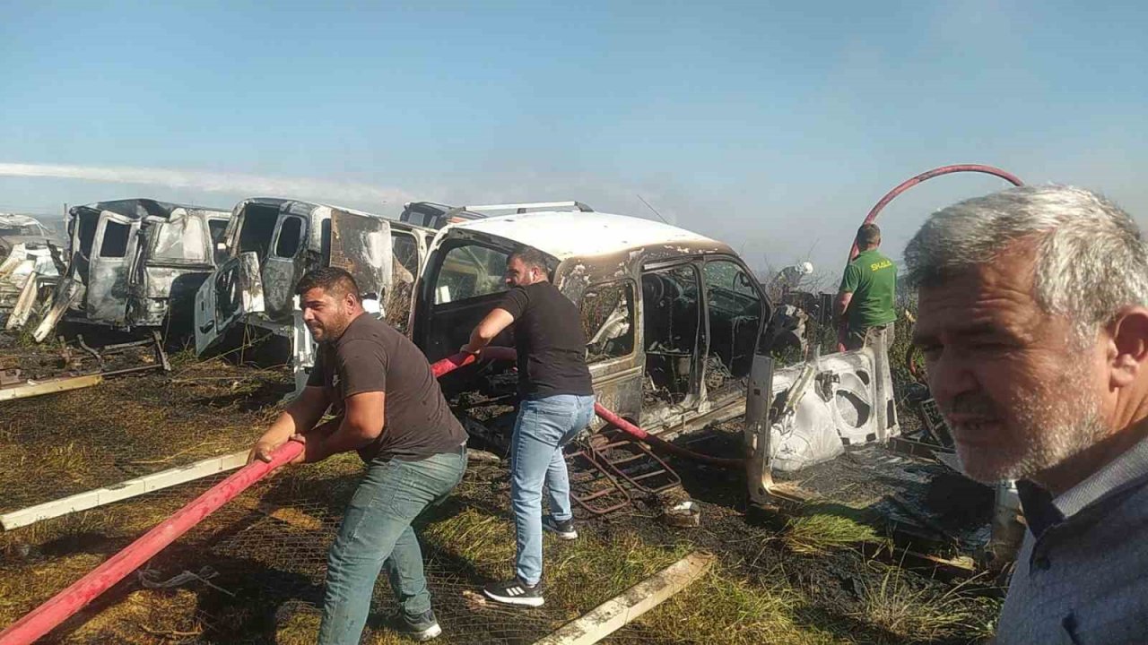Anız yangını hurdalığa sıçradı, otomobiller küle döndü