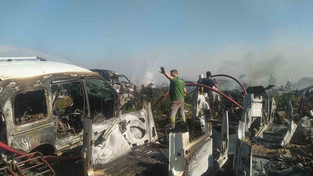 Anız yangını hurdalığa sıçradı, otomobiller küle döndü