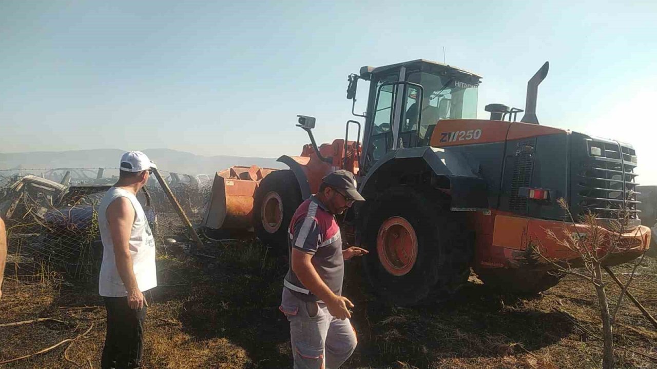 Anız yangını hurdalığa sıçradı, otomobiller küle döndü