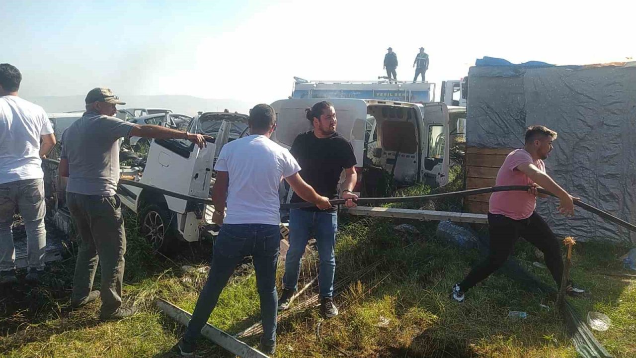 Anız yangını hurdalığa sıçradı, otomobiller küle döndü