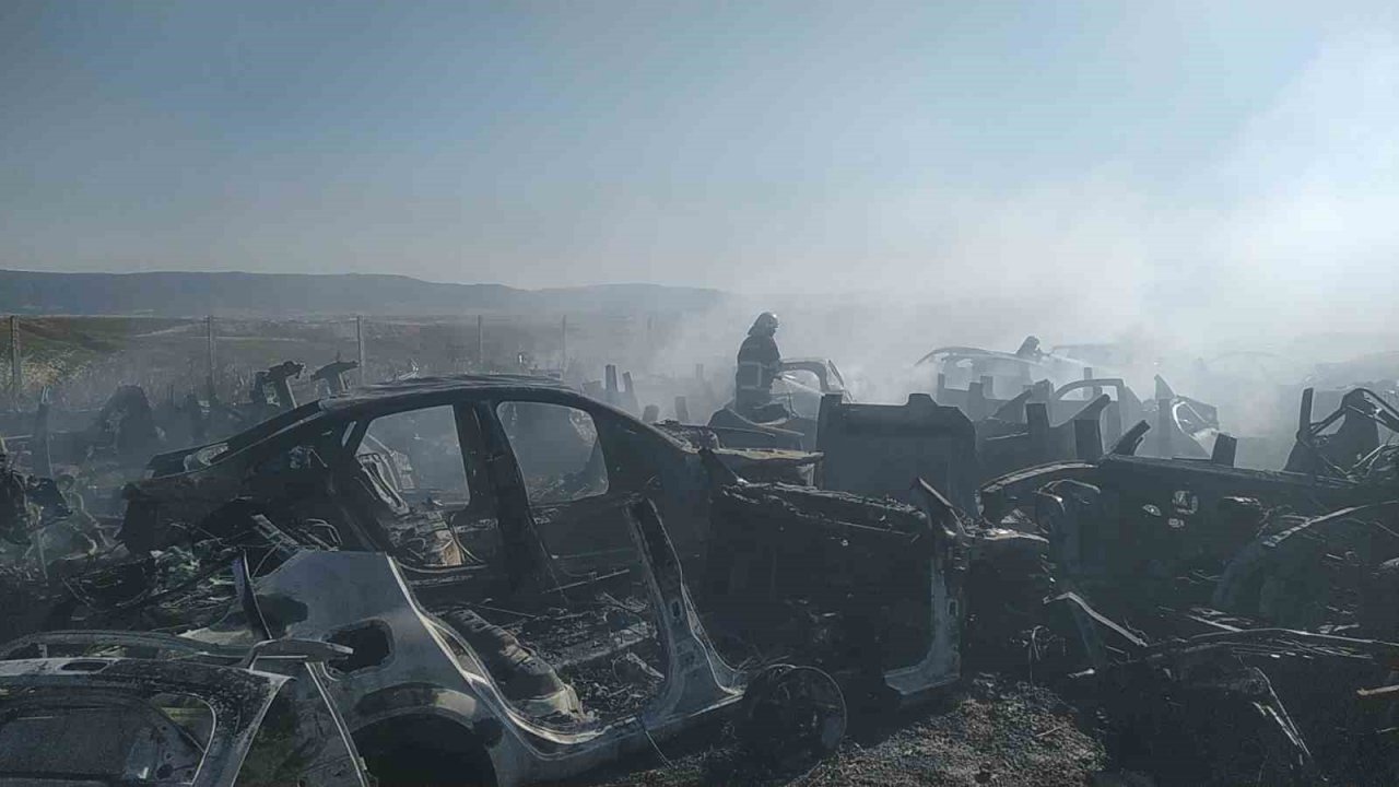 Anız yangını hurdalığa sıçradı, otomobiller küle döndü