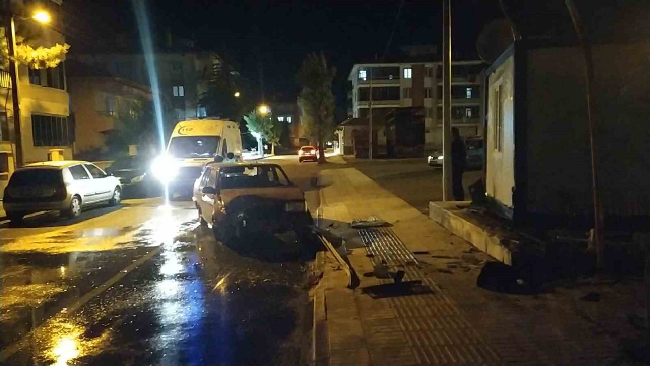 Kontrolden çıkan otomobil zabıta kulübesine daldı: 4 yaralı