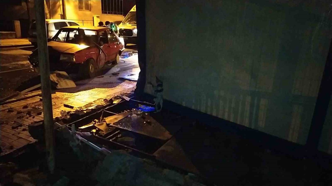 Kontrolden çıkan otomobil zabıta kulübesine daldı: 4 yaralı