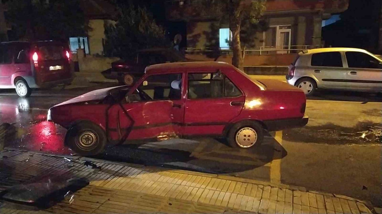 Kontrolden çıkan otomobil zabıta kulübesine daldı: 4 yaralı