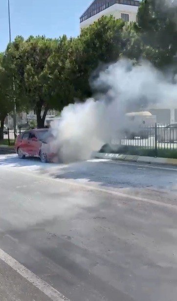 Trafikte ilerleyen otomobil alevlere teslim oldu