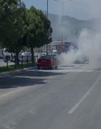 Trafikte ilerleyen otomobil alevlere teslim oldu