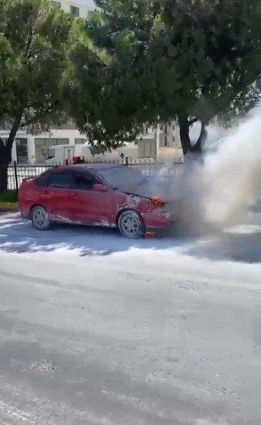 Trafikte ilerleyen otomobil alevlere teslim oldu