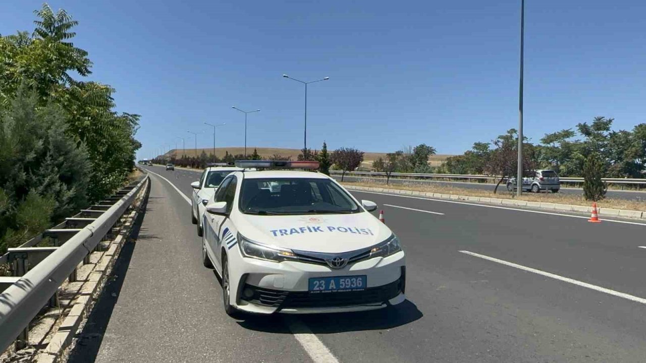 Çekiciye çarpan otomobil hurdaya döndü: 1 yaralı