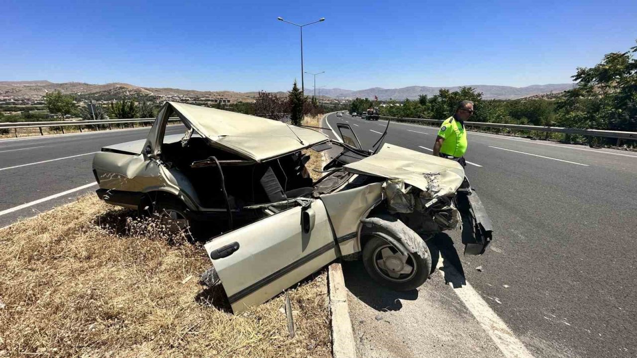 Çekiciye çarpan otomobil hurdaya döndü: 1 yaralı