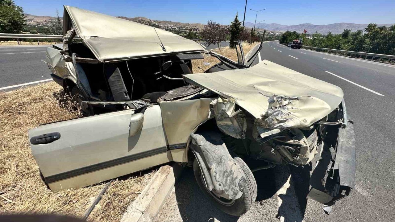 Çekiciye çarpan otomobil hurdaya döndü: 1 yaralı