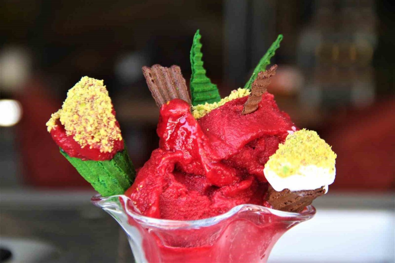 Elazığ’ın patentli lezzeti ‘vişne dondurması’na yoğun talep