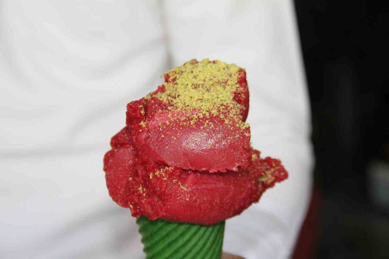 Elazığ’ın patentli lezzeti ‘vişne dondurması’na yoğun talep