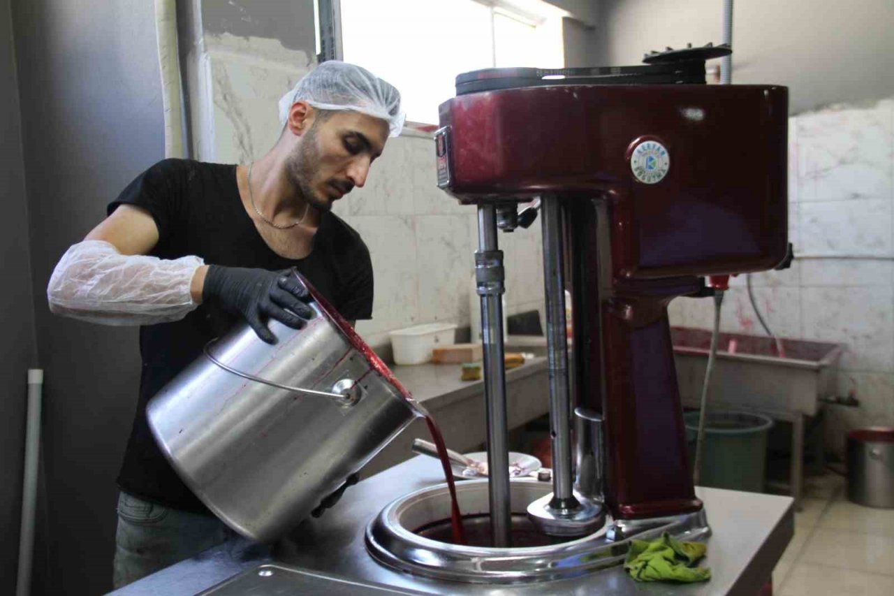 Elazığ’ın patentli lezzeti ‘vişne dondurması’na yoğun talep