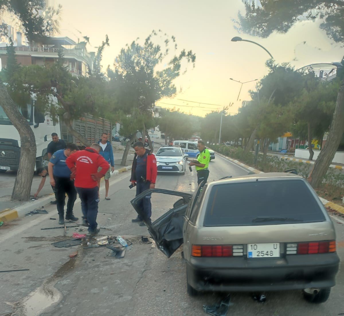 Erdek’ te araç orta refüje çarparak ters döndü: 1 yaralı
