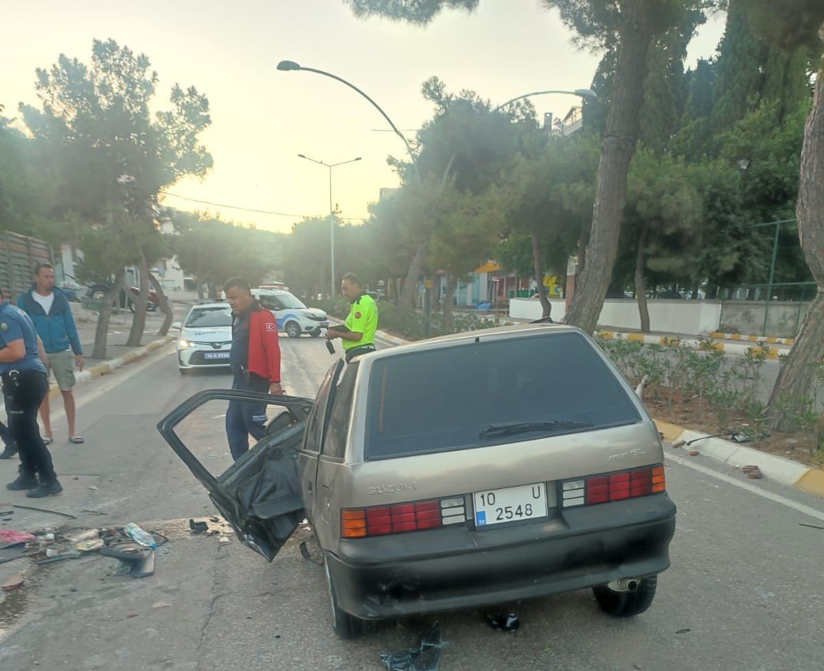 Erdek’ te araç orta refüje çarparak ters döndü: 1 yaralı