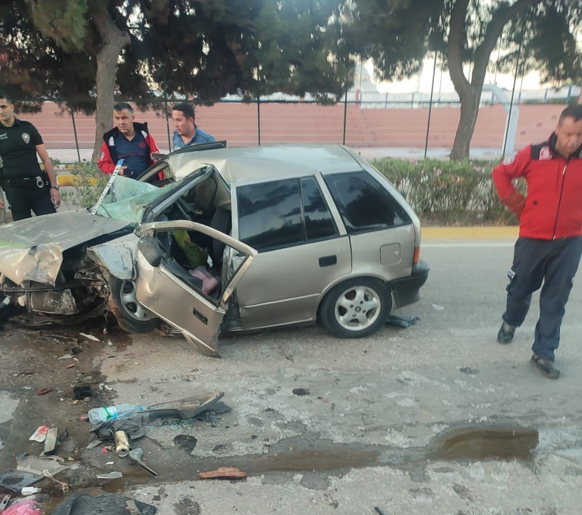 Erdek’ te araç orta refüje çarparak ters döndü: 1 yaralı