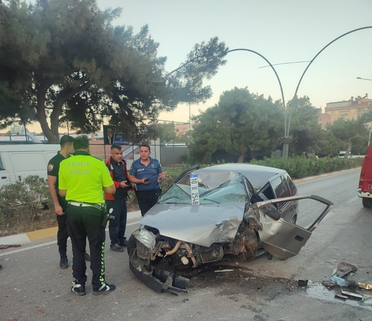 Erdek’ te araç orta refüje çarparak ters döndü: 1 yaralı