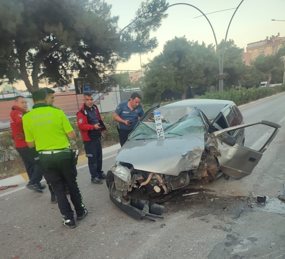 Erdek’ te araç orta refüje çarparak ters döndü: 1 yaralı