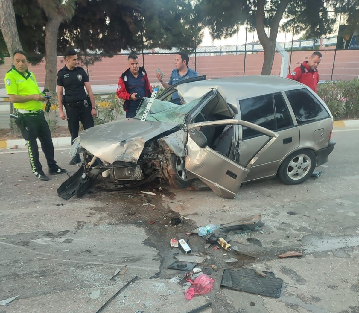 Erdek’ te araç orta refüje çarparak ters döndü: 1 yaralı