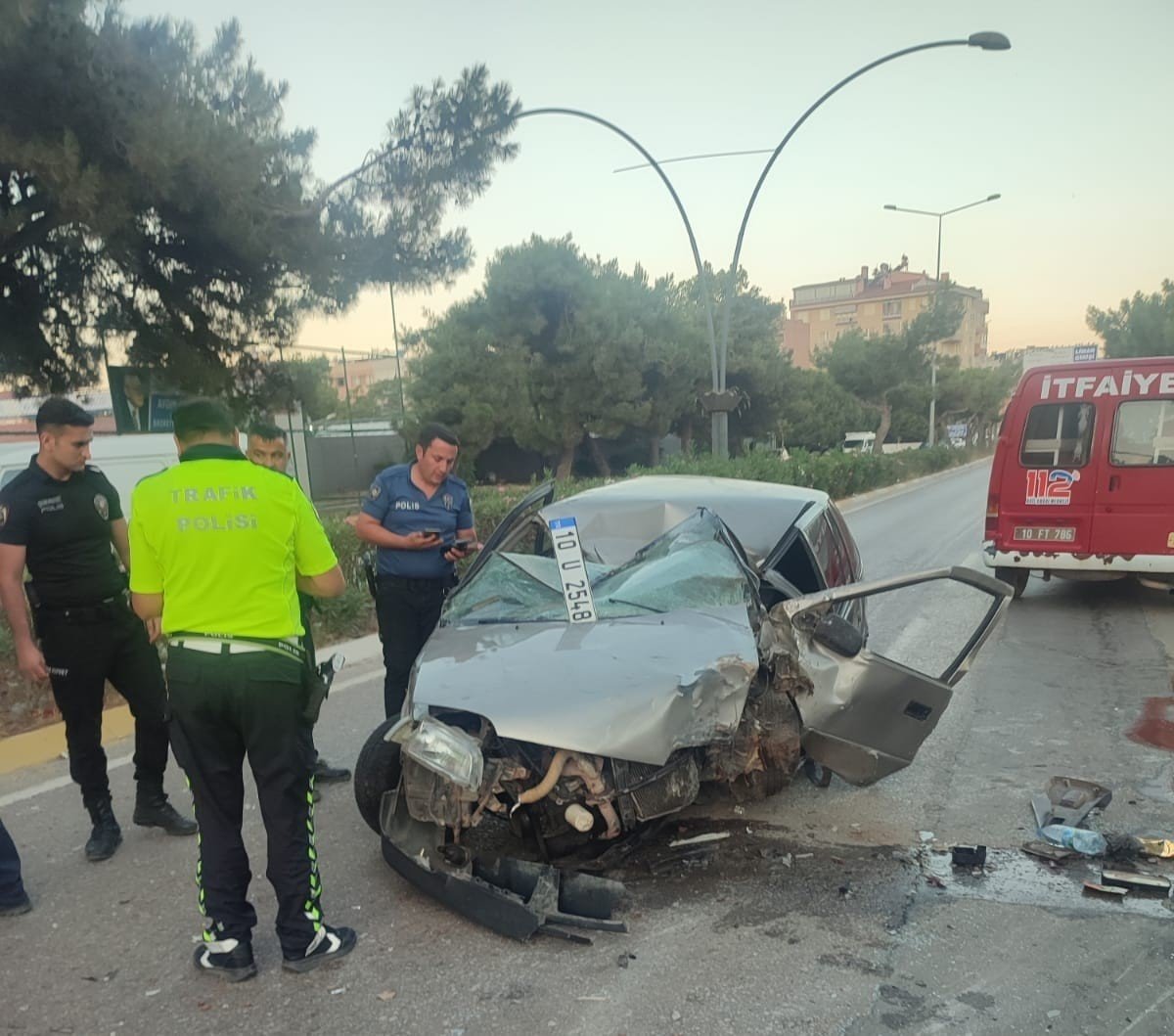 Erdek’ te araç orta refüje çarparak ters döndü: 1 yaralı