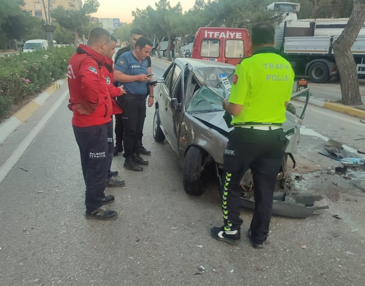 Erdek’ te araç orta refüje çarparak ters döndü: 1 yaralı