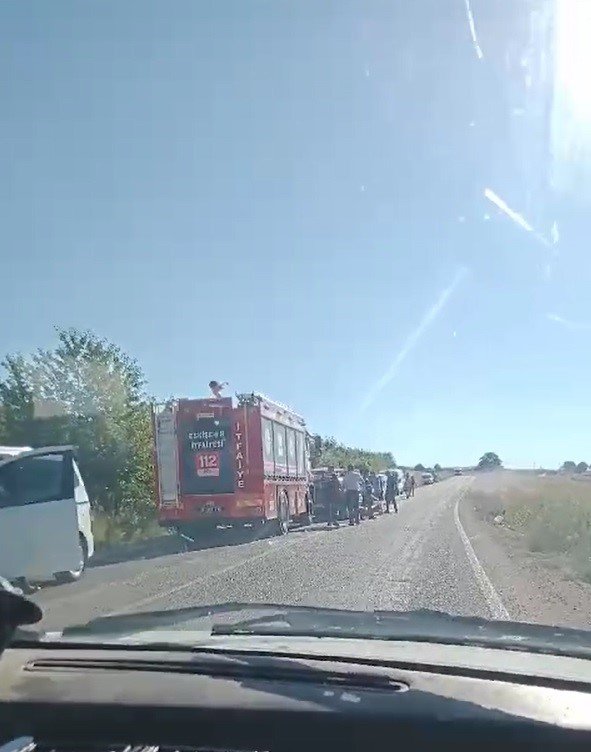 Karşı şeride geçen otomobil traktöre çarpıştı, 1 ölü