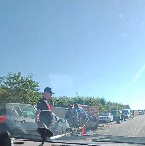 Karşı şeride geçen otomobil traktöre çarpıştı, 1 ölü