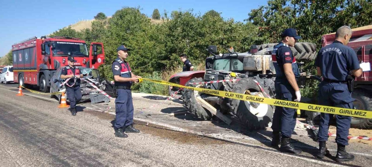 Karşı şeride geçen otomobil traktöre çarpıştı, 1 ölü