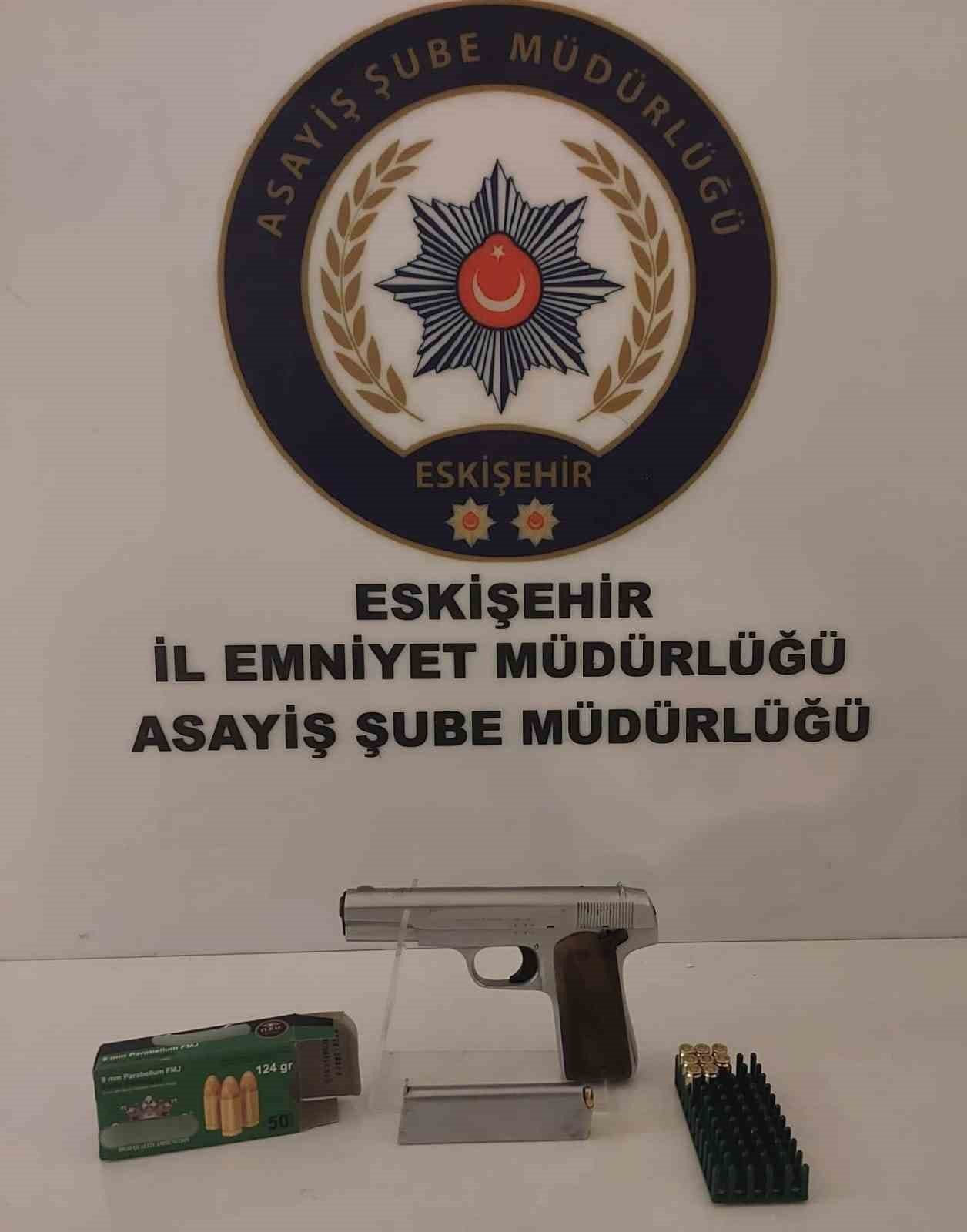 Üzerlerinde tabanca ve motosiklet ele geçirilen 3 şahıstan biri tutuklandı