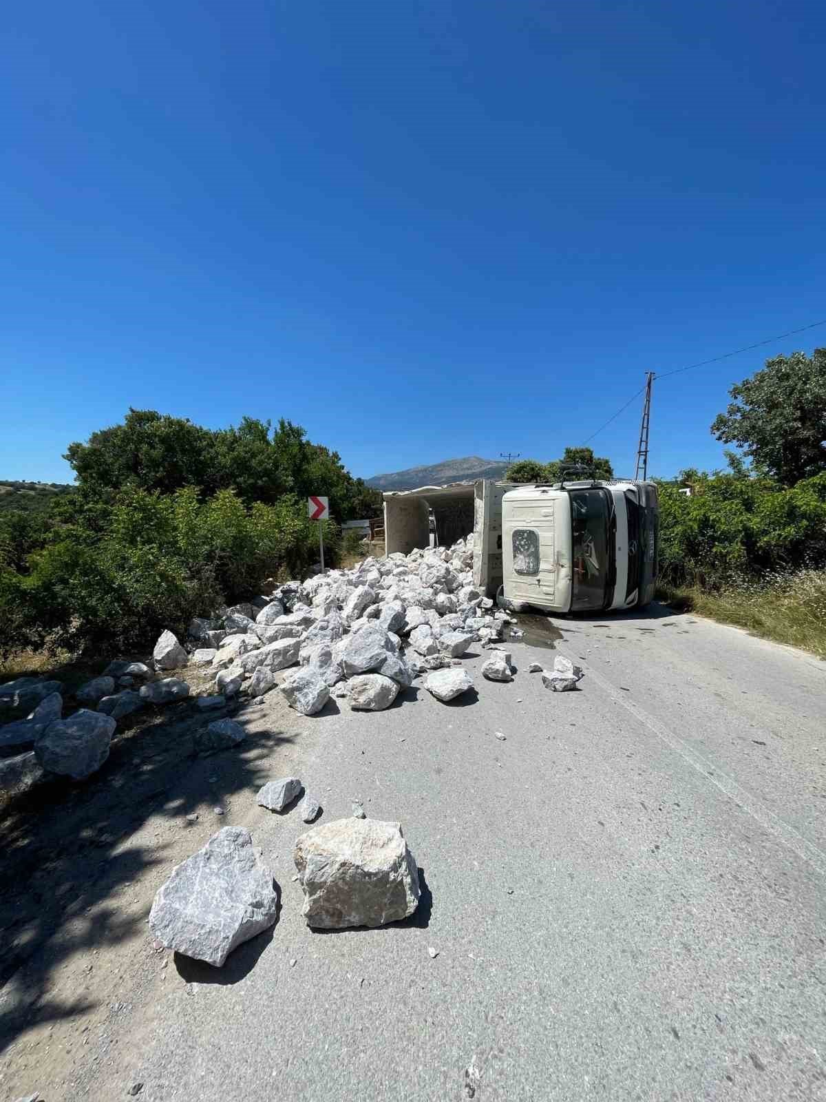 Gediz’de taş yüklü kamyon kaza yaptı, 1 yaralı