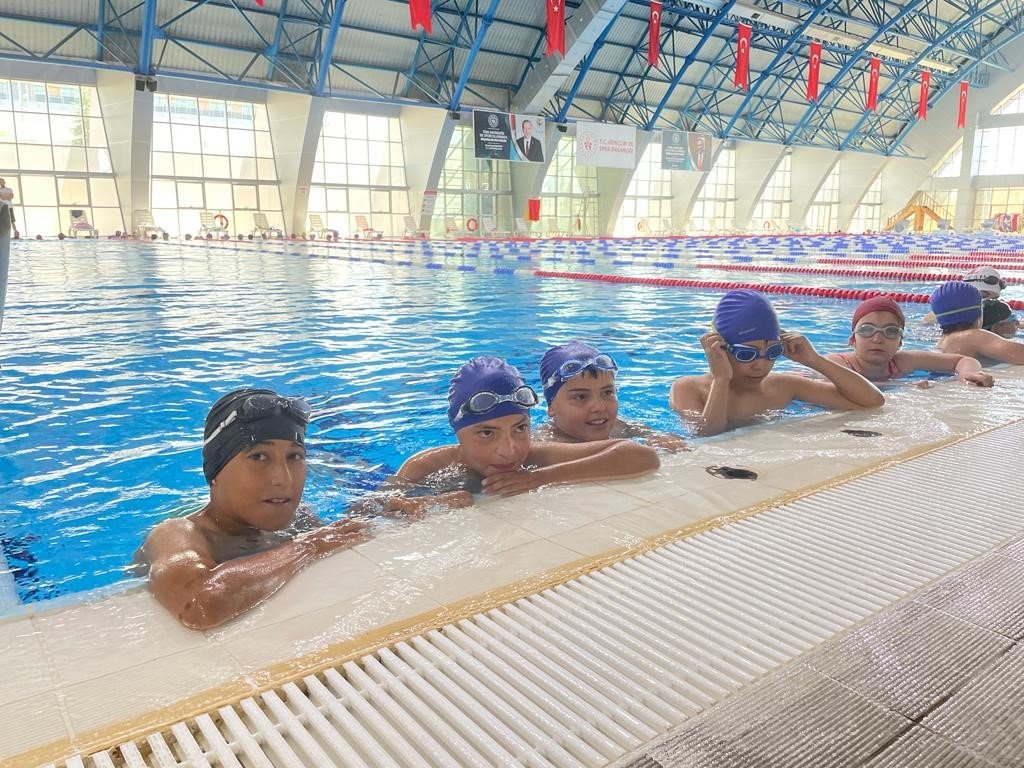 Niğde’de 15 bin Kişiye Yüzme Öğretildi