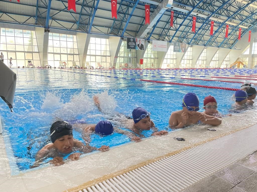 Niğde’de 15 bin Kişiye Yüzme Öğretildi