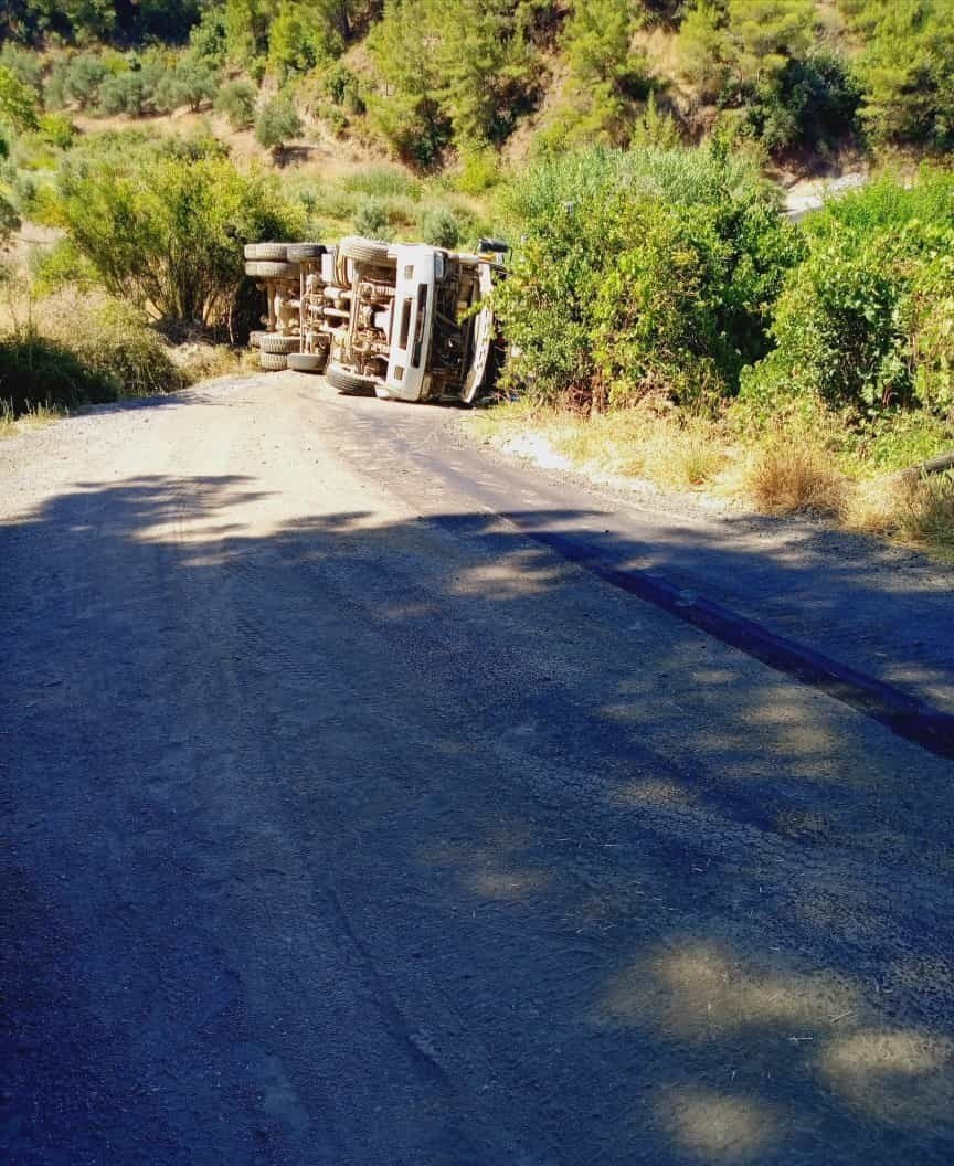 Freni tutmayan kamyon devrildi: 1 yaralı