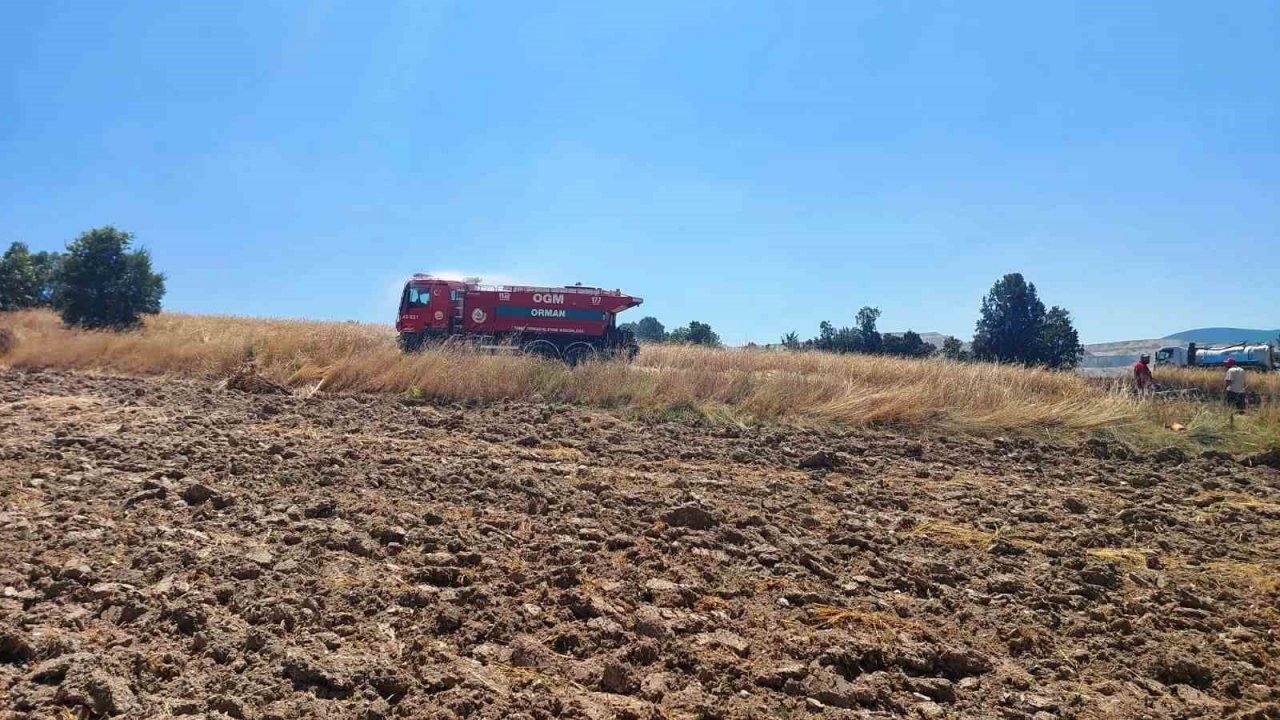 Hisarcık’ta biçerdöverden çıkan yangında 7 dekar hububat ekili arazi zarar gördü