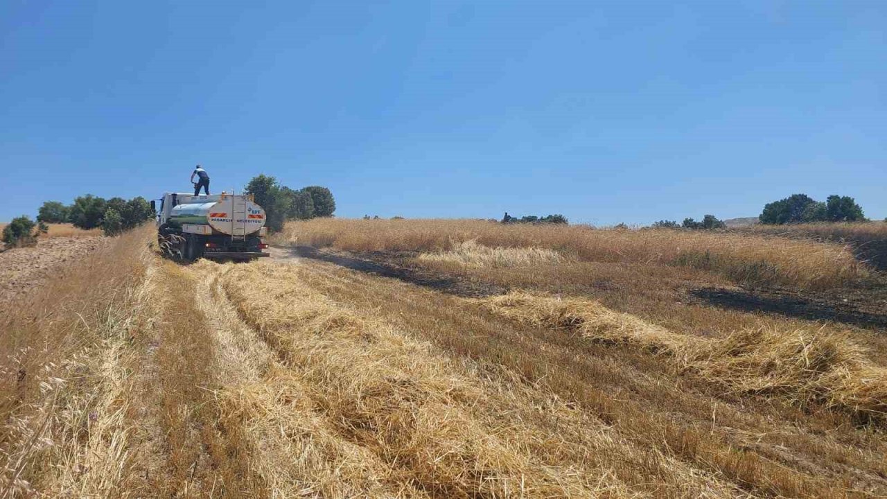 Hisarcık’ta biçerdöverden çıkan yangında 7 dekar hububat ekili arazi zarar gördü