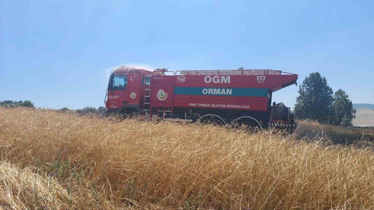 Hisarcık’ta biçerdöverden çıkan yangında 7 dekar hububat ekili arazi zarar gördü