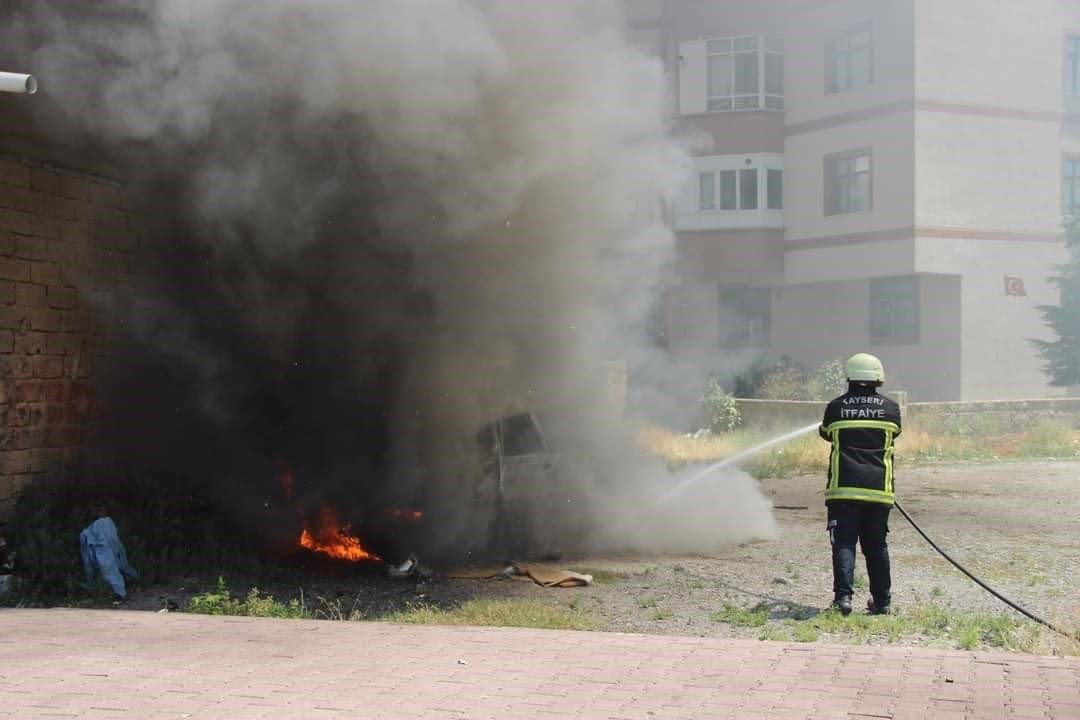 Park halindeyken yanan otomobil küle döndü
