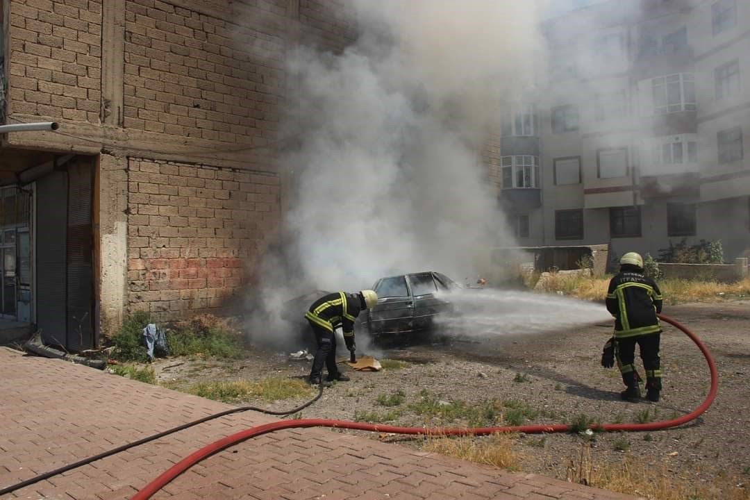 Park halindeyken yanan otomobil küle döndü